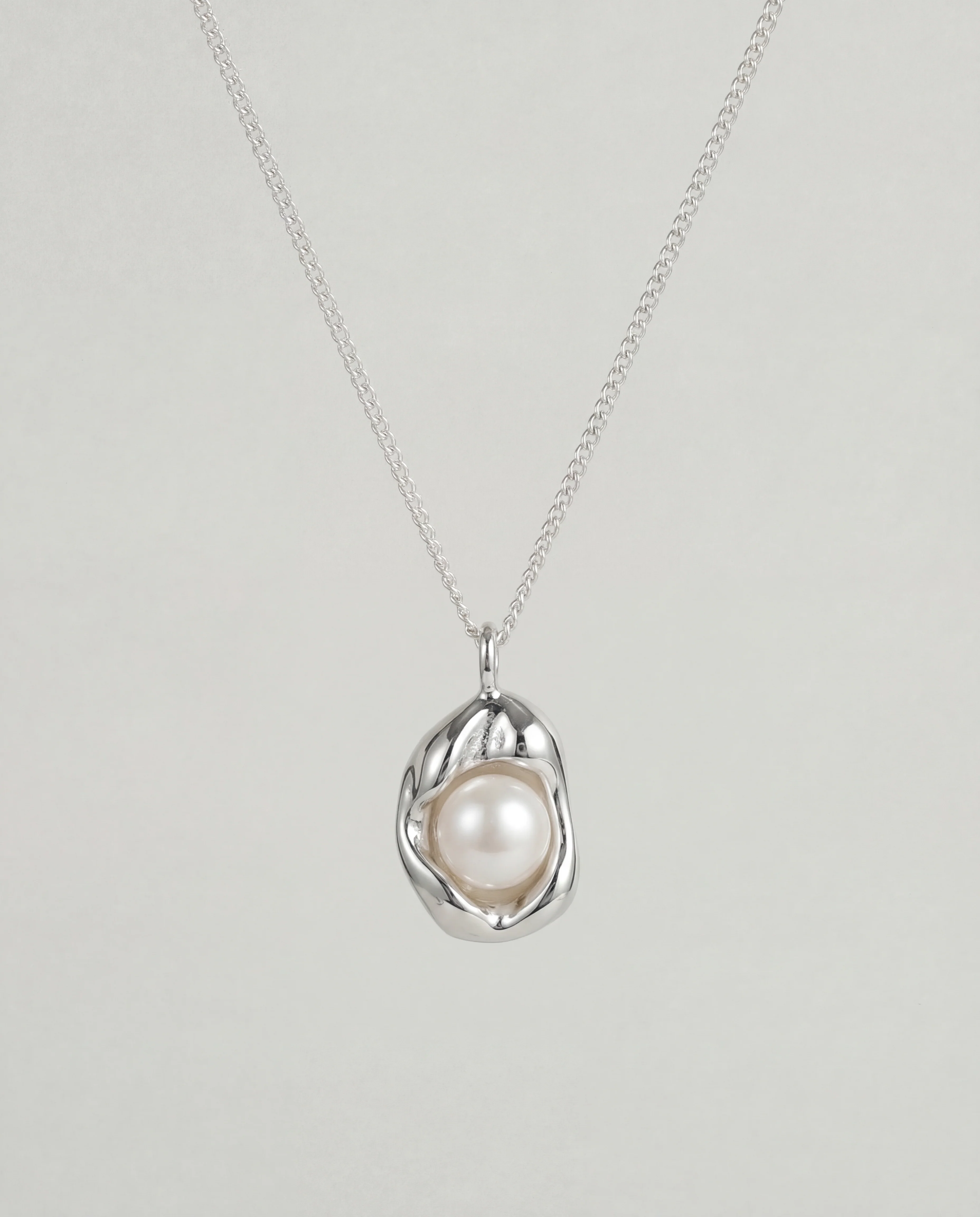Isa Pearl Necklace - Image 3